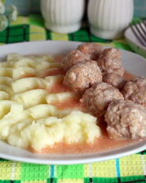 Мясные фрикадельки в сметанно-томатном соусе