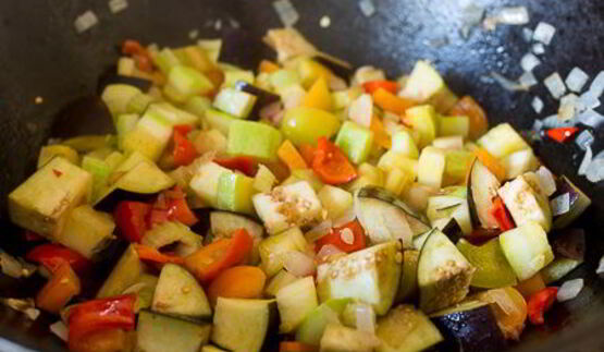 паста с фрикадельками в овощном соусе