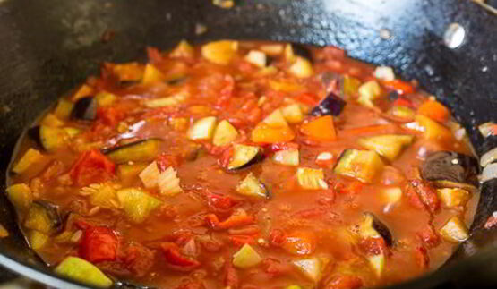 паста с фрикадельками в овощном соусе