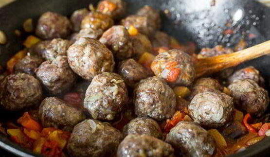 паста с фрикадельками в овощном соусе