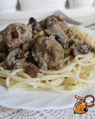 Спагетти с фрикадельками в сметанно-грибном соусе