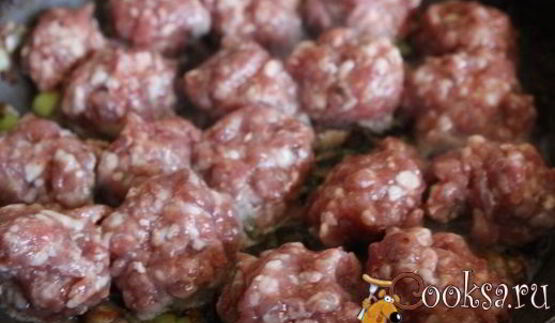 спагетти с фрикадельками в сметанно-грибном соусе