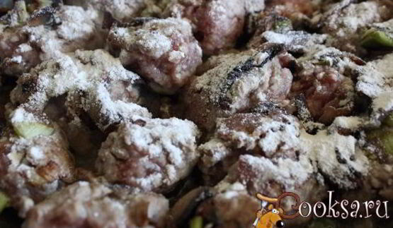 спагетти с фрикадельками в сметанно-грибном соусе