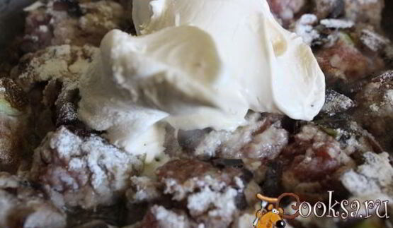 спагетти с фрикадельками в сметанно-грибном соусе