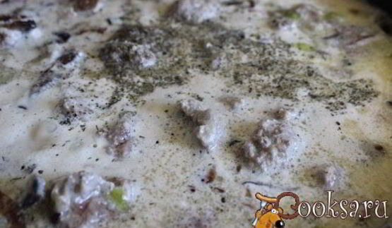 спагетти с фрикадельками в сметанно-грибном соусе