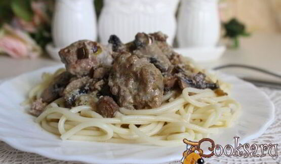 спагетти с фрикадельками в сметанно-грибном соусе
