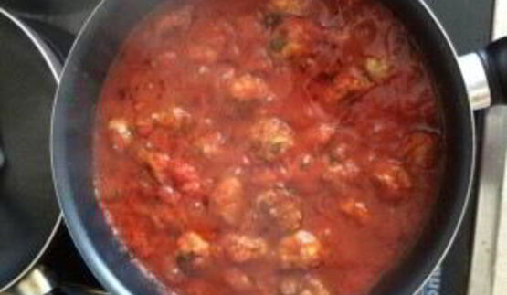 спагетти с фрикадельками в томатном соусе