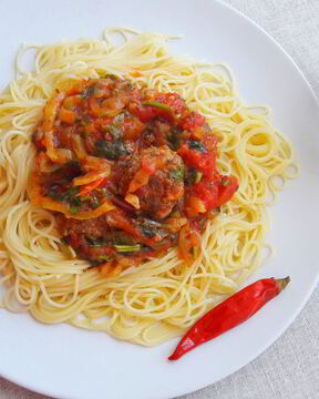 Спагетти с мясными фрикадельками в овощном соусе