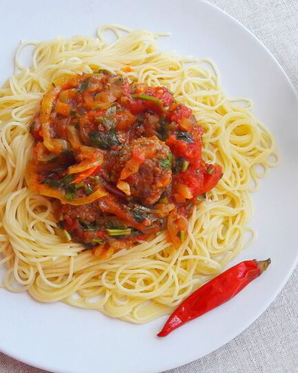Рецепт спагетти с мясными фрикадельками в овощном соусе