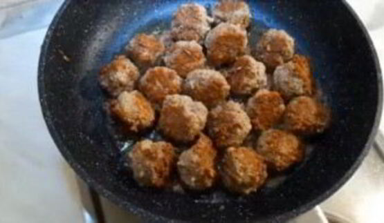 спагетти с мясными фрикадельками в овощном соусе