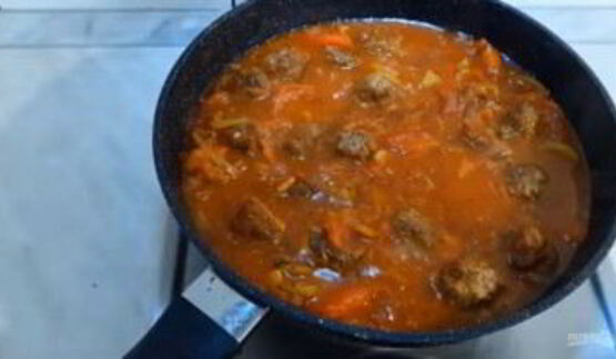 спагетти с мясными фрикадельками в овощном соусе