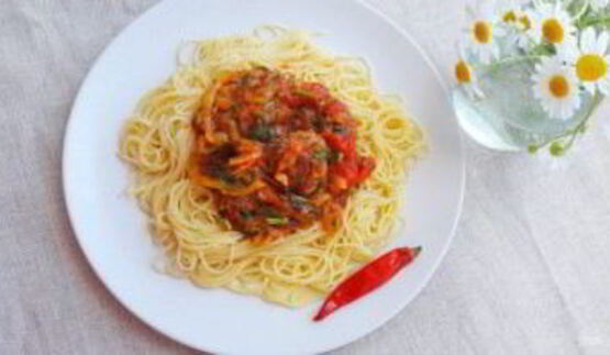 спагетти с мясными фрикадельками в овощном соусе