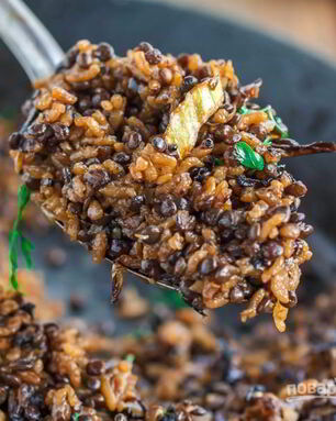 Чечевица черная на сковороде