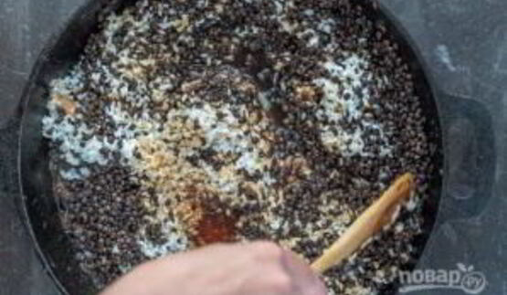 чечевица черная на сковороде