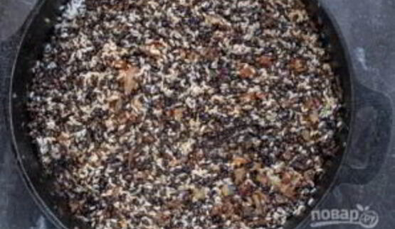 чечевица черная на сковороде