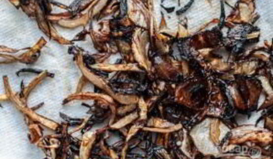 чечевица черная на сковороде