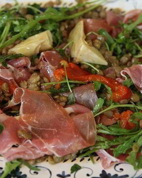 Чечевица с артишоками, сладким перцем и ветчиной