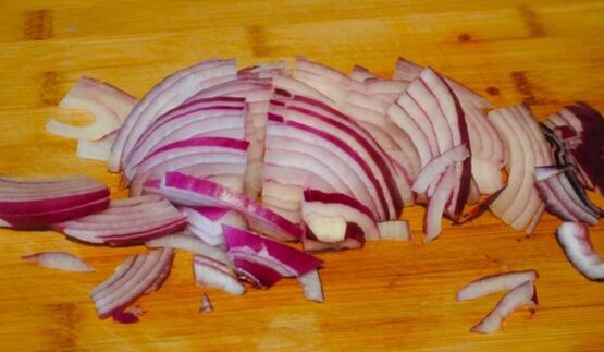 чечевица с луком и помидорами