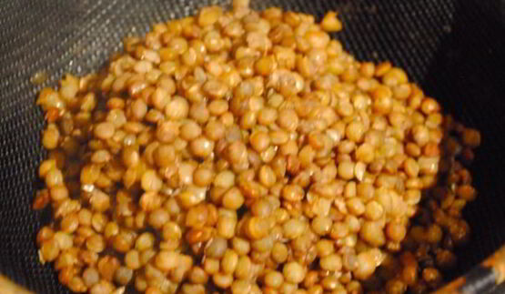 чечевица с луком и помидорами