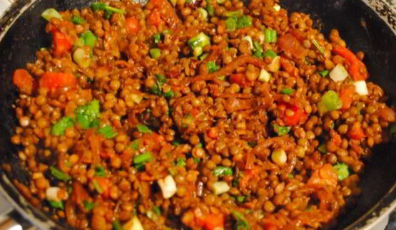 чечевица с луком и помидорами