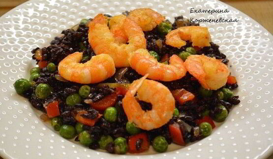черный рис с овощами и креветками