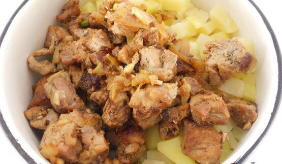 картофель отварной с индюшиным мясом и сыром