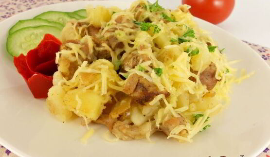 картофель отварной с индюшиным мясом и сыром