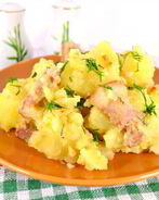 Картофель отварной со свиной грудинкой и луком