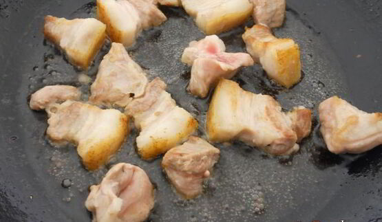 картофель отварной со свиной грудинкой и луком