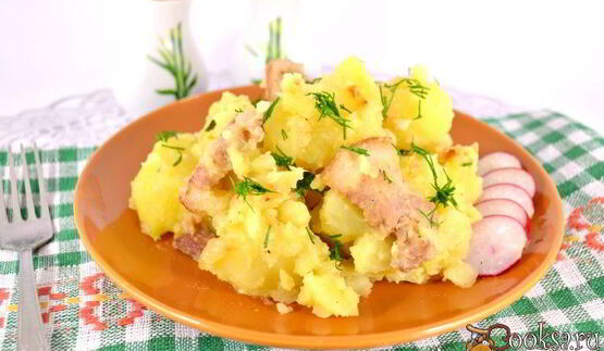картофель отварной со свиной грудинкой и луком