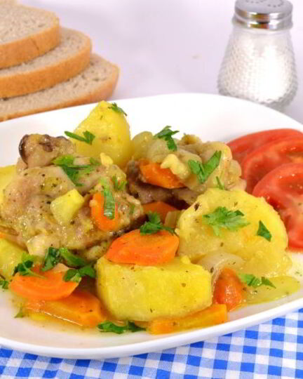 Рецепт картофеля с куриными окорочками, овощами и карри в рукаве