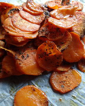 Хрустящий сладкий картофель с базиликом