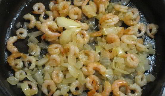 красный рис с креветочным кремом