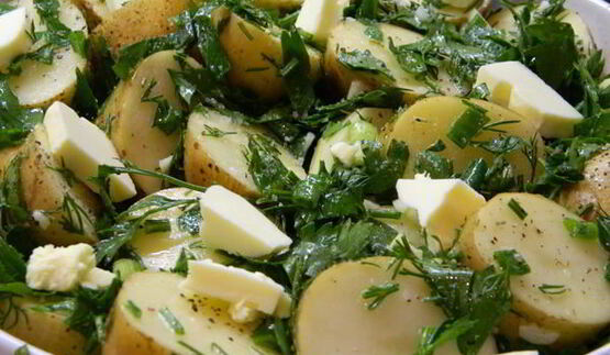 молодой картофель с зеленью