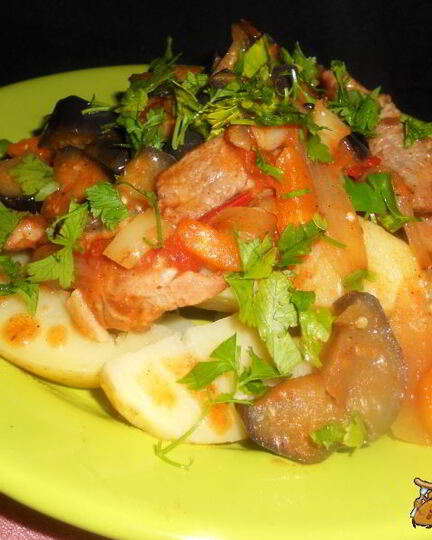 Рецепт молодого картофеля со свининой и баклажанами