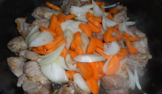 молодой картофель со свининой и баклажанами