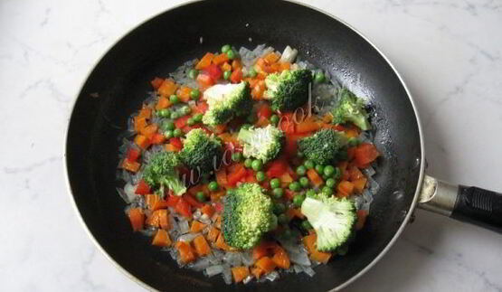 рис с брокколи и зеленым горошком