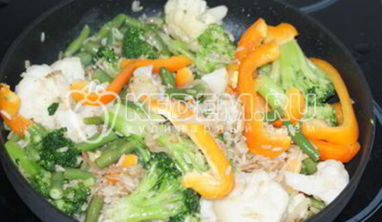 рис с овощами и соевым соусом