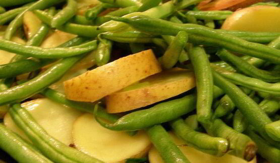 зеленая фасоль и картофель в томатном соусе по-гречески