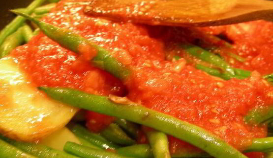 зеленая фасоль и картофель в томатном соусе по-гречески