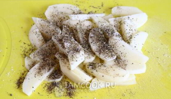 жареная картошка с луком на сковороде