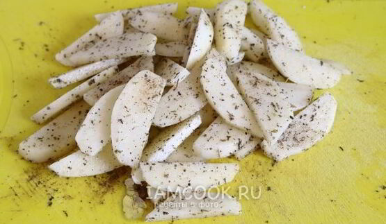 жареная картошка с луком на сковороде