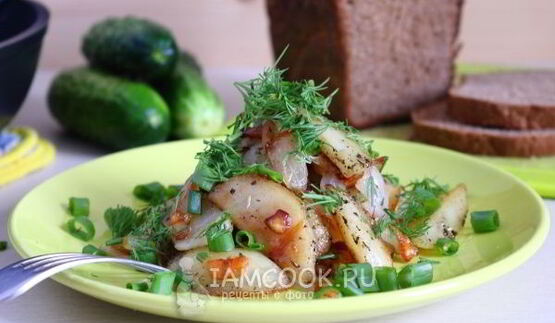 жареная картошка с луком на сковороде