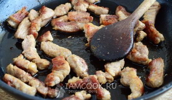 жареная картошка с мясом и грибами