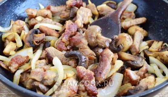 жареная картошка с мясом и грибами