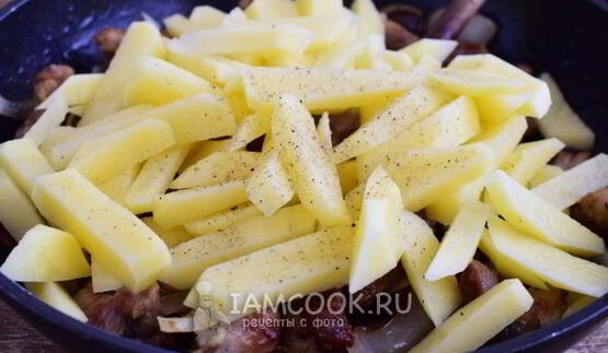 жареная картошка с мясом и грибами