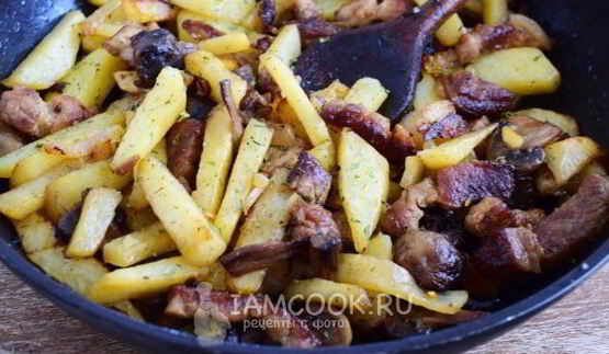 жареная картошка с мясом и грибами