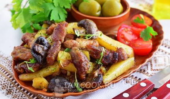 жареная картошка с мясом и грибами
