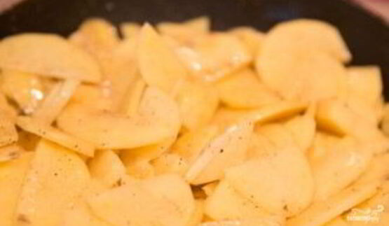 жареный картофель с чесноком