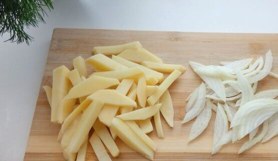 жареный картофель с зеленью и яйцом